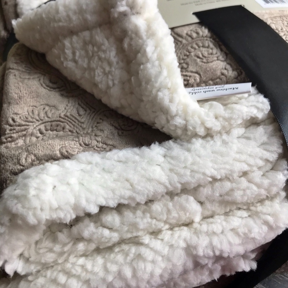 Oversized reversible embossed plush/berber throw - Picture 6 of 9